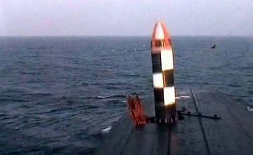 Tên lửa Bulava phóng từ tàu ngầm của Nga